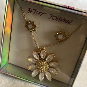 White Sunflower Necklace with Earrings